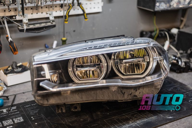Адаптивная LED-фара BMW X5 F15 до ремонта — уставшее помутневшее стекло