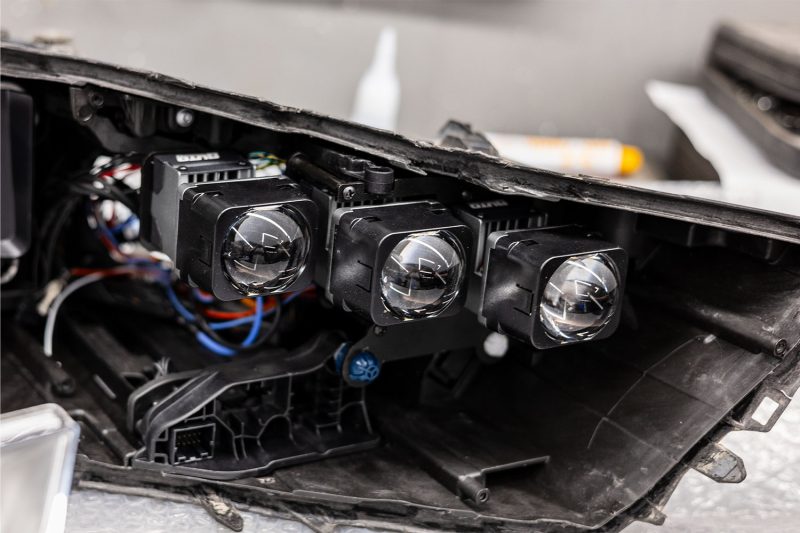 Три Bi-LED мини-линзы в корпусе фары Audi Q7 4M крупным планом