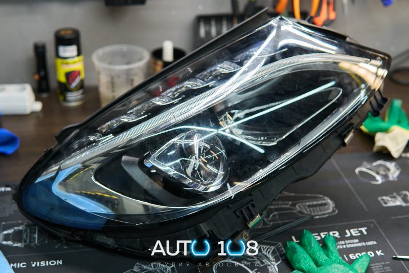 Снятая фара Mercedes W205 с растрескавшимся стеклом
