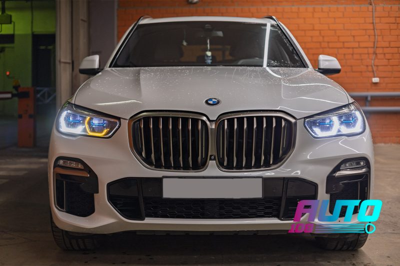 BMW X5 G05 спереди: на каждой фаре одно кольцо ДХО пожелтело