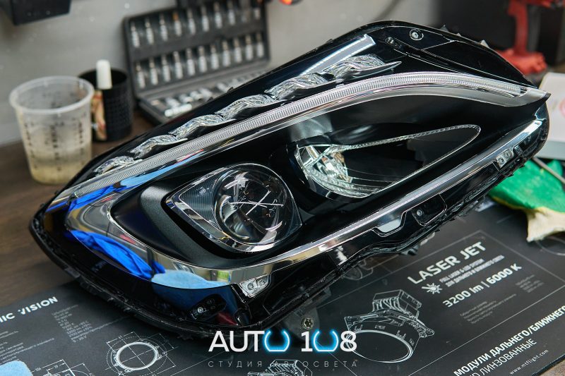 Фара Mercedes W205 с новым прозрачным стеклом после сборки