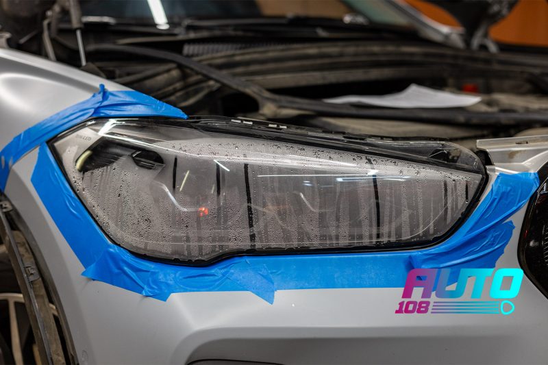 Запотевшая изнутри фара BMW X1 F48 — капли и потёки воды на стекле