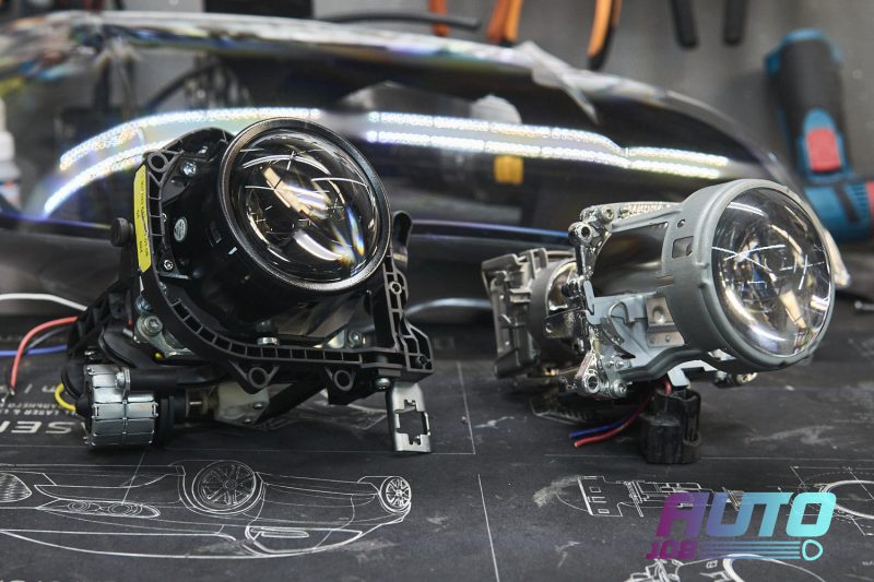 Bi-LED линза в штатном подвесе Bosch AL рядом со снятым ксеноновым модулем BMW X5 E70