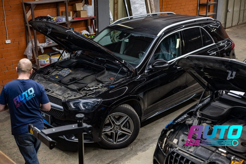 Mercedes GLE W167 в студии с открытым капотом — снятие фары