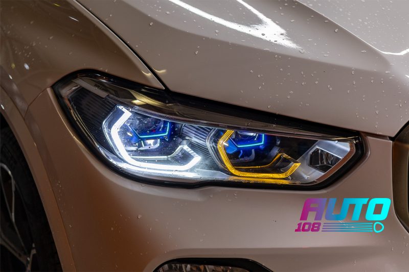 «Жёлтый глаз» на фаре BMW X5 G05: одно кольцо ДХО светит жёлтым