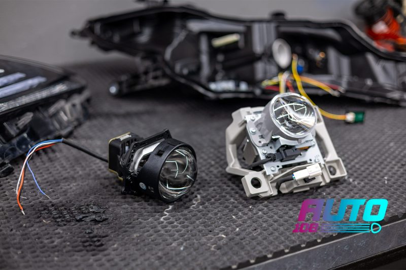Штатный LED-модуль Toyota Camry 70 и новая Bi-LED линза рядом