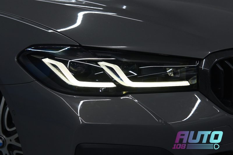 Фара BMW 5 G30 после замены стекла — прозрачная, с горящими ДХО