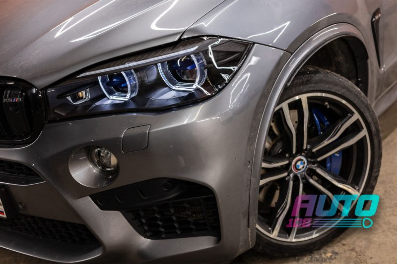 BMW X5 F15 в обвесе X5M с антихромом фар и синими акцентами в тон суппортов