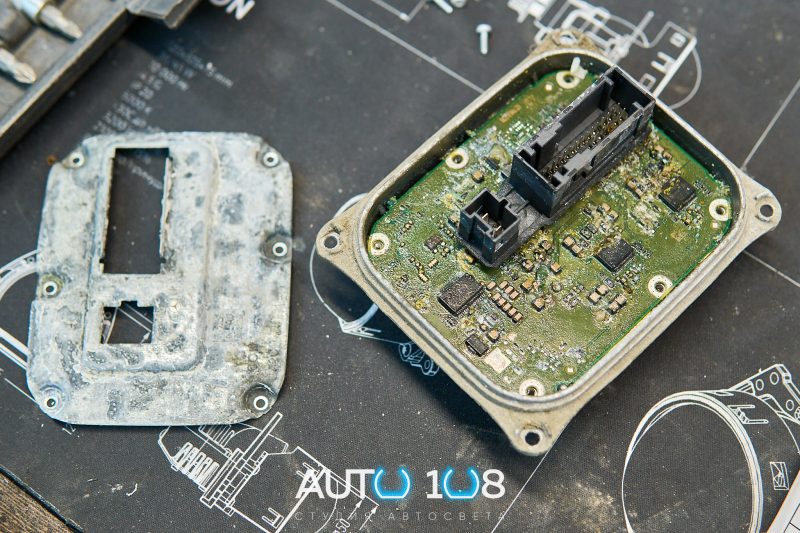 Электронный блок управления светодиодами фары Mercedes W205 со снятой крышкой