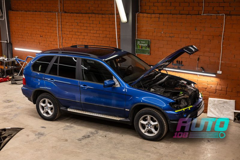 BMW X5 E53 в боксе студии с открытым капотом — снятие фар