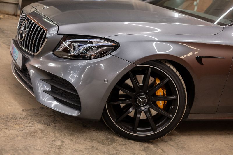 Прозрачная фара Mercedes W213 на автомобиле после ремонта