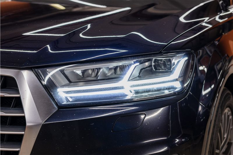 Штатная фара Audi Q7 4M в комплектации «линза + рефлектор» с горящими ДХО