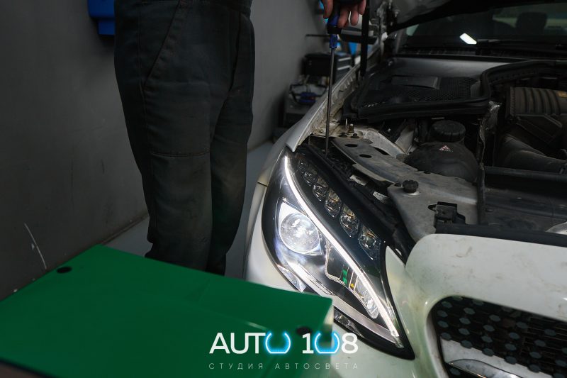 Установка отремонтированной фары на Mercedes W205, ДХО включены