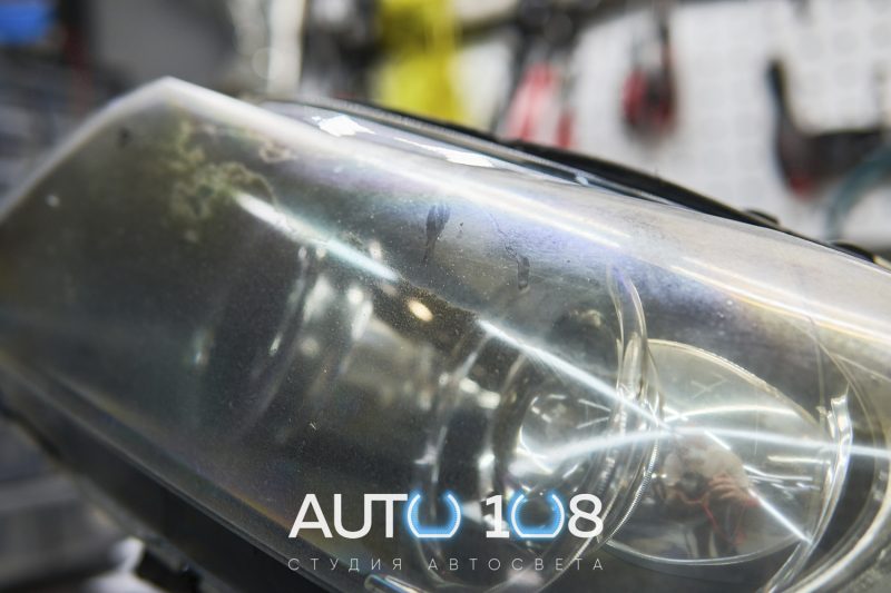 Затёртое стекло фары BMW E90 дорестайлинг с выгоревшим лаком