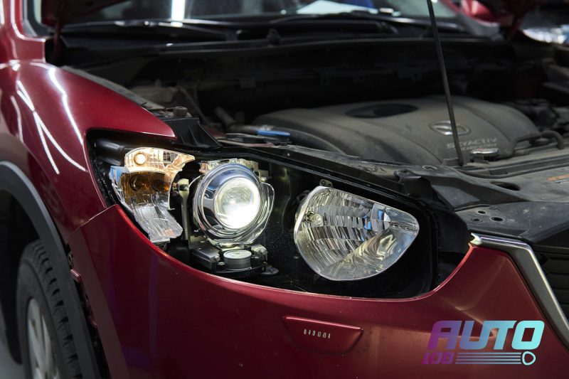 Новая Bi-LED линза в фаре Mazda CX-5 KE на автомобиле — проверка света до установки стекла