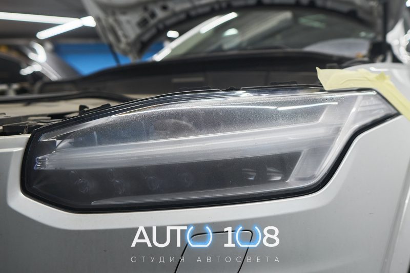 Помутневшее стекло фары Volvo XC90 II до ремонта