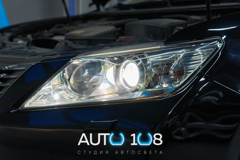 Фара Toyota Camry XV50 с включённой Bi-LED линзой после установки