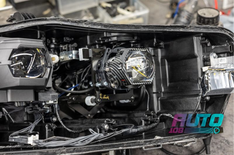 Дополнительная Bi-LED линза в переходной рамке внутри фары BMW X5 G05