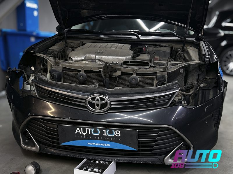 Toyota Camry XV55 со снятым бампером и фарами в студии «Авто-108»