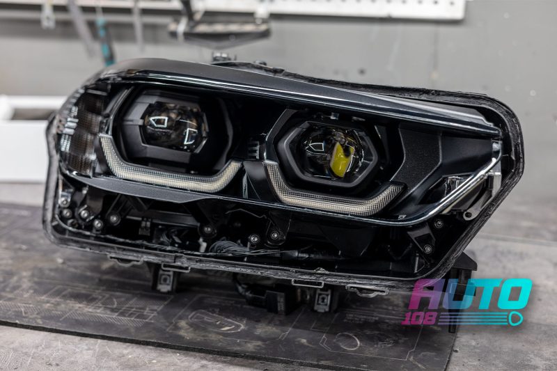 Фара BMW X5 G05 с двумя линзами и чёрными масками перед установкой стекла