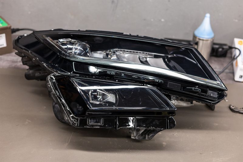Снятая фара Skoda Kodiaq: верхняя секция и нижний модуль ПТФ в одном корпусе