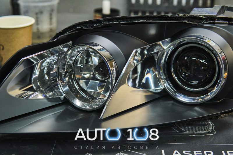 Чёрные матовые маски установлены в фару Audi Q7 4L