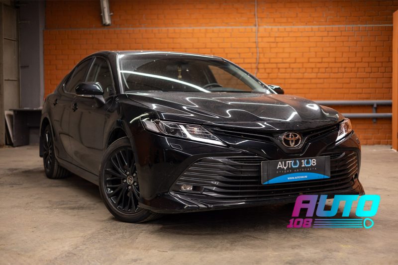 Чёрная Toyota Camry 70 после устранения запотевания фар в студии «Авто-108»