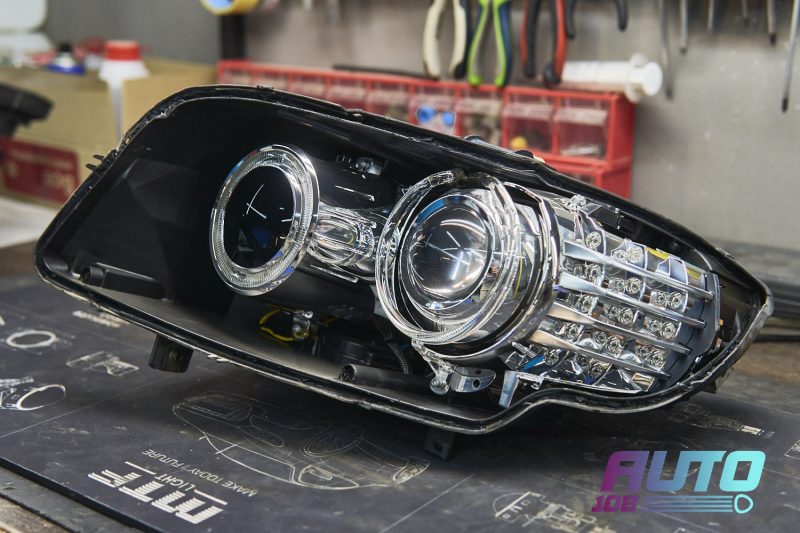 Собранная фара BMW E90 LCI с новым стеклом и Bi-LED линзами