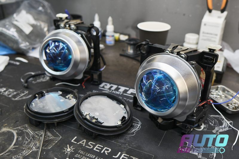 Bi-LED модули Aozoom на переходных рамках перед установкой в фары Mazda 6 GJ