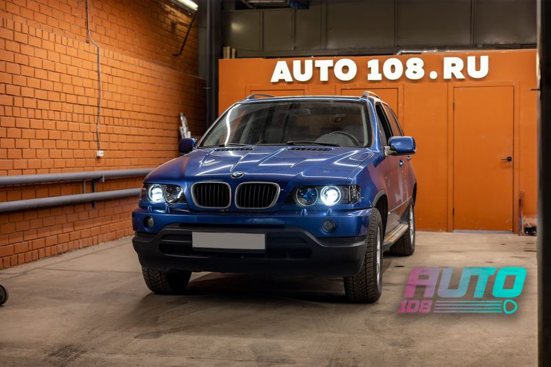 Синий BMW X5 E53 с включёнными фарами после улучшения света в «Авто-108»