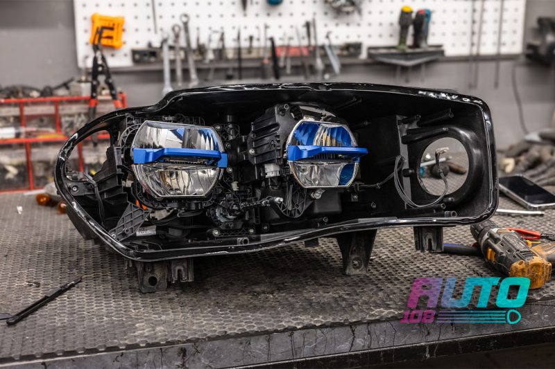 LED-фара BMW X5 F15 с синими козырьками и масками в чёрный мат
