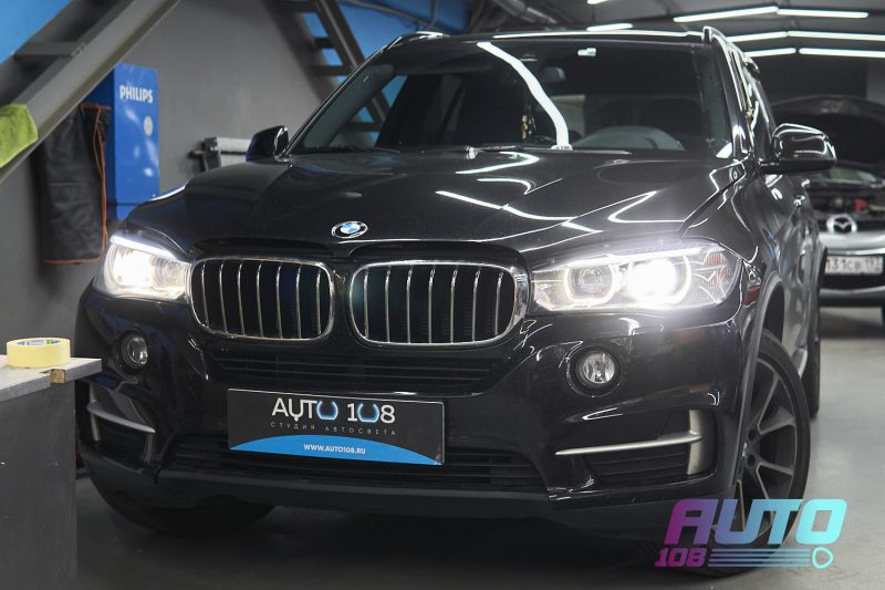 Чёрный BMW X5 F15 с включёнными фарами после установки Bi-LED