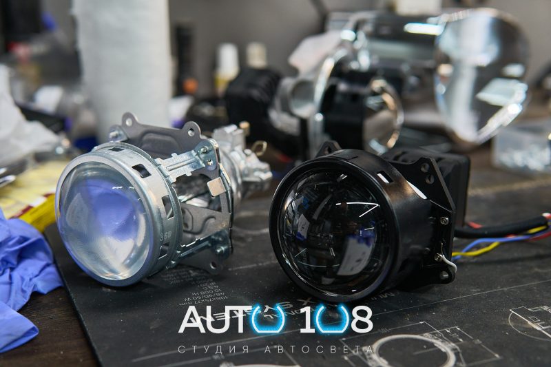 Штатная ксеноновая линза Toyota Camry XV50 и новый Bi-LED модуль Aozoom на верстаке