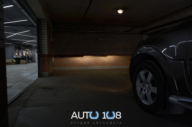 Ближний свет Mitsubishi Pajero 4 со штатными линзами Koito — тусклое жёлтое пятно