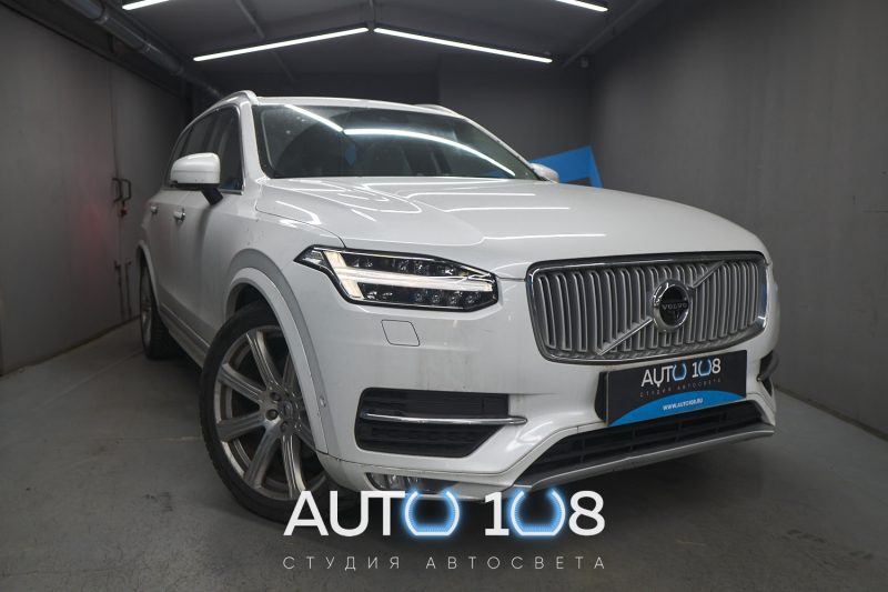Белый Volvo XC90 II после замены стёкол фар в студии «Авто-108»