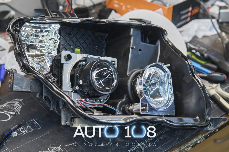 Вскрытая фара Pajero 4: Bi-LED линза ближнего света рядом со штатным отражателем дальнего