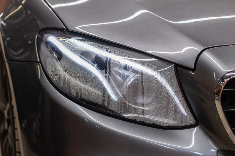 Запотевшая фара Mercedes W213 — капли конденсата по всему стеклу изнутри