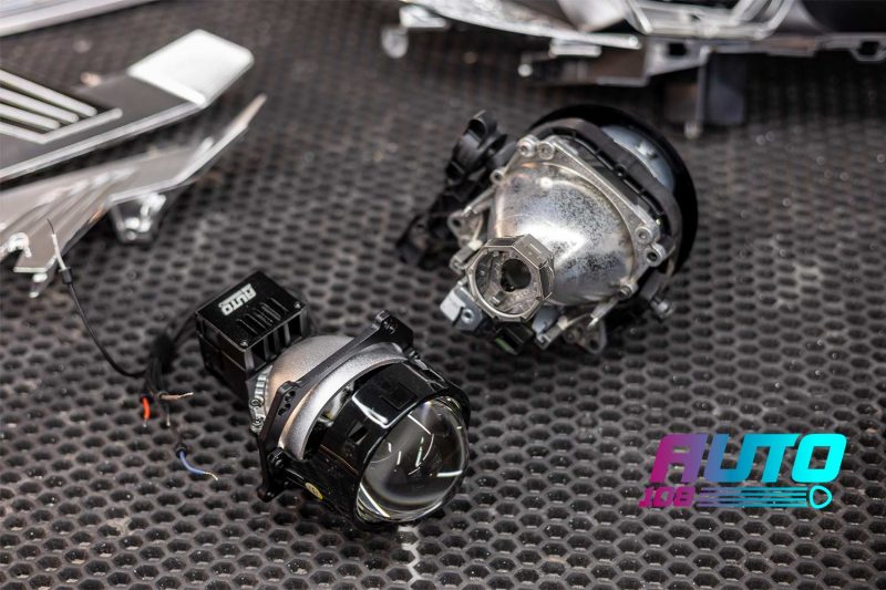 Штатный ксеноновый модуль BMW X5 F15 и новая Bi-LED линза рядом