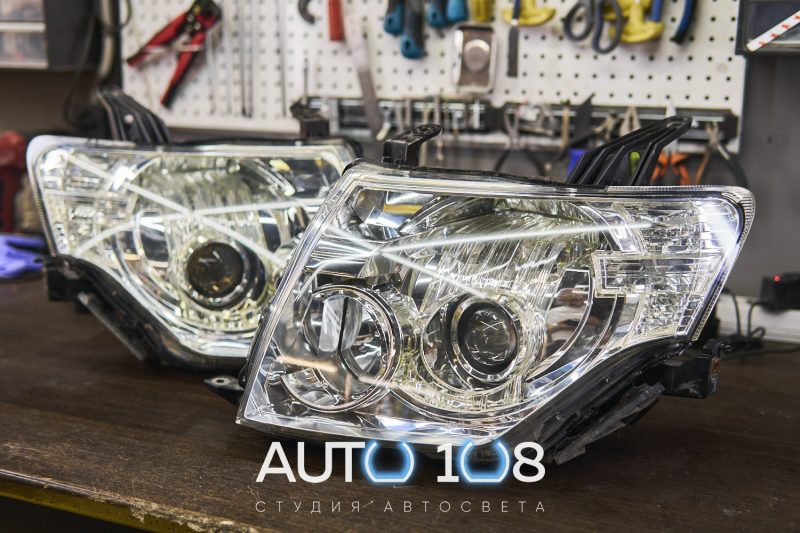 Обе фары Mitsubishi Pajero 4 собраны с Bi-LED линзами и отполированными стёклами