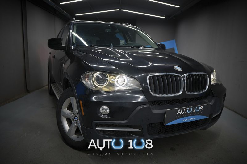 Чёрный BMW X5 E70 после замены стёкол и отражателей Bosch