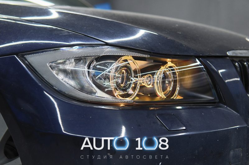 Фара BMW 3 E90 дорестайлинг с новым стеклом и включёнными ангельскими глазками