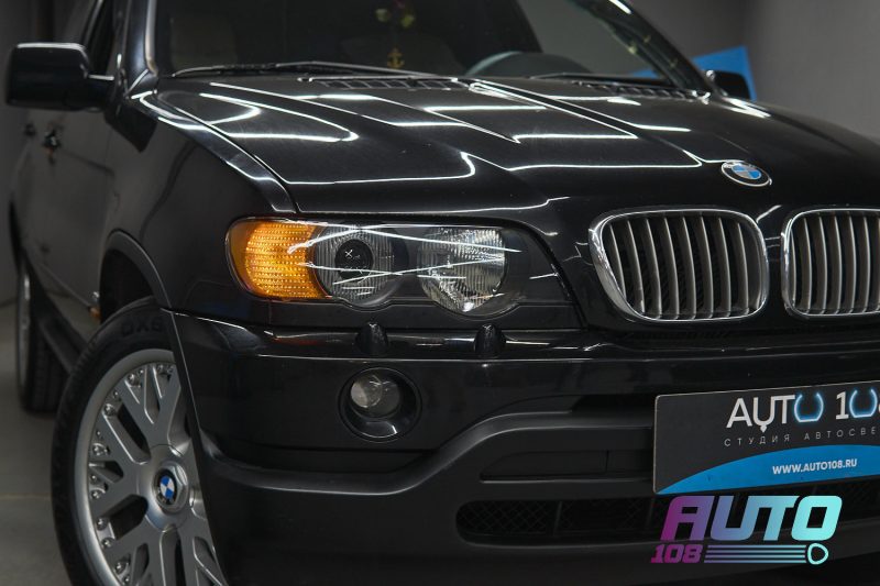 Чёрный BMW X5 E53 с новыми прозрачными стёклами фар и Bi-LED линзами