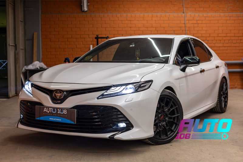 Белая Toyota Camry 70 после установки Bi-LED, антихрома и бронирования фар