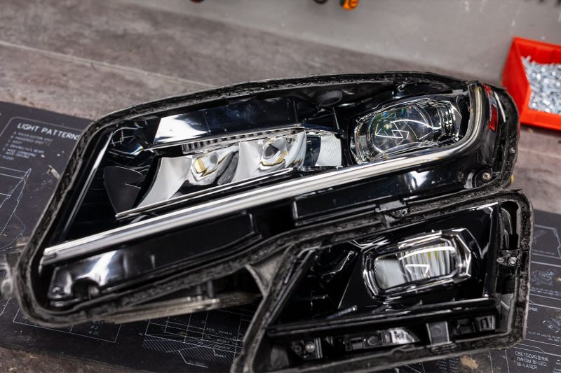 Вскрытая фара Skoda Kodiaq: верхняя секция с линзами и нижний модуль ПТФ без стёкол