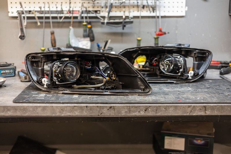 Два вскрытых корпуса фар Audi Q7 4L с установленными Bi-LED линзами