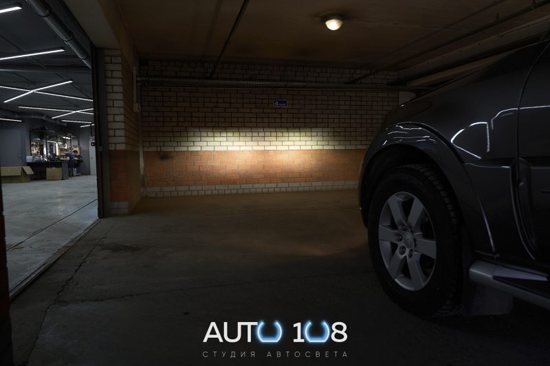 Ближний свет того же Pajero 4 после установки линз Aozoom A3+ — белый и яркий