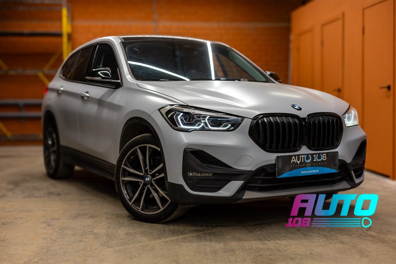 BMW X1 F48 в студии «Авто-108» после ремонта фары, горят ДХО