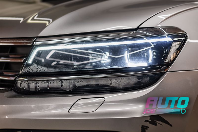 Капли конденсата внутри левой фары Volkswagen Tiguan 2