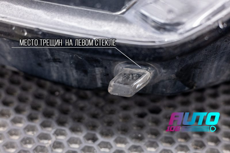 Трещина в креплении левого стекла фары Volvo XC90 II, подпись «место трещин на левом стекле»
