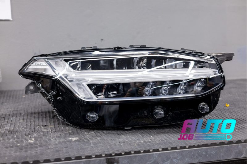 Фара Volvo XC90 II с новым стеклом после сборки